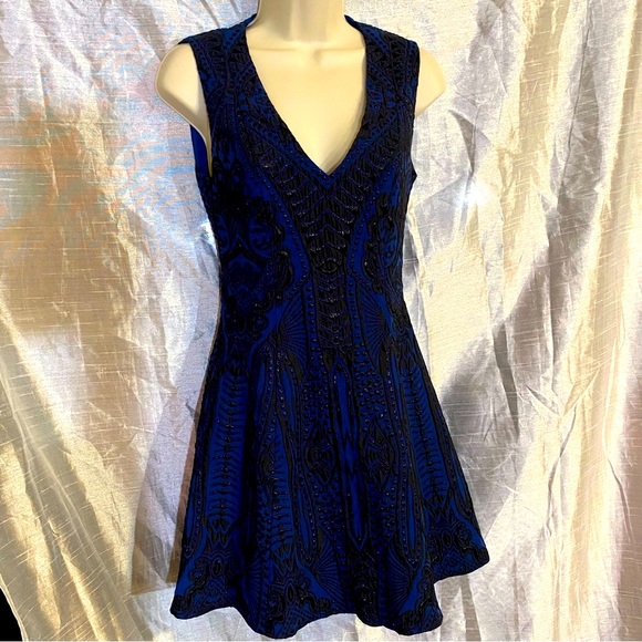 BCBGMaxAzria Hannelli woven evening dress, SZ 0, GUC, v-neck, fit/flare lined - Picture 2 of 14